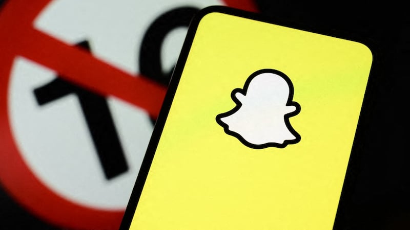 Logo de la red social Snapchat capturado en Creteil, Francia.