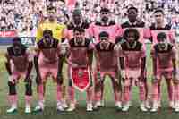 Omar Alderete festeja una remontada agónica del Sunderland en la Europa League