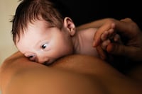 Primer contacto entre la madre y el bebé favorece inicio de lactancia