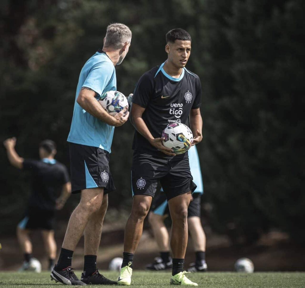 El DT Martín Palermo junto con Hugo Benítez durante la pretemporada en Pilar, Argentina.