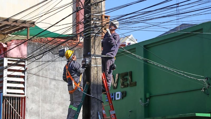 Por una cuestión de seguridad, el retiro de cables sueltos y en desuso se hará con cortes programadas del servicio eléctrico, en coordinación con la ANDE.