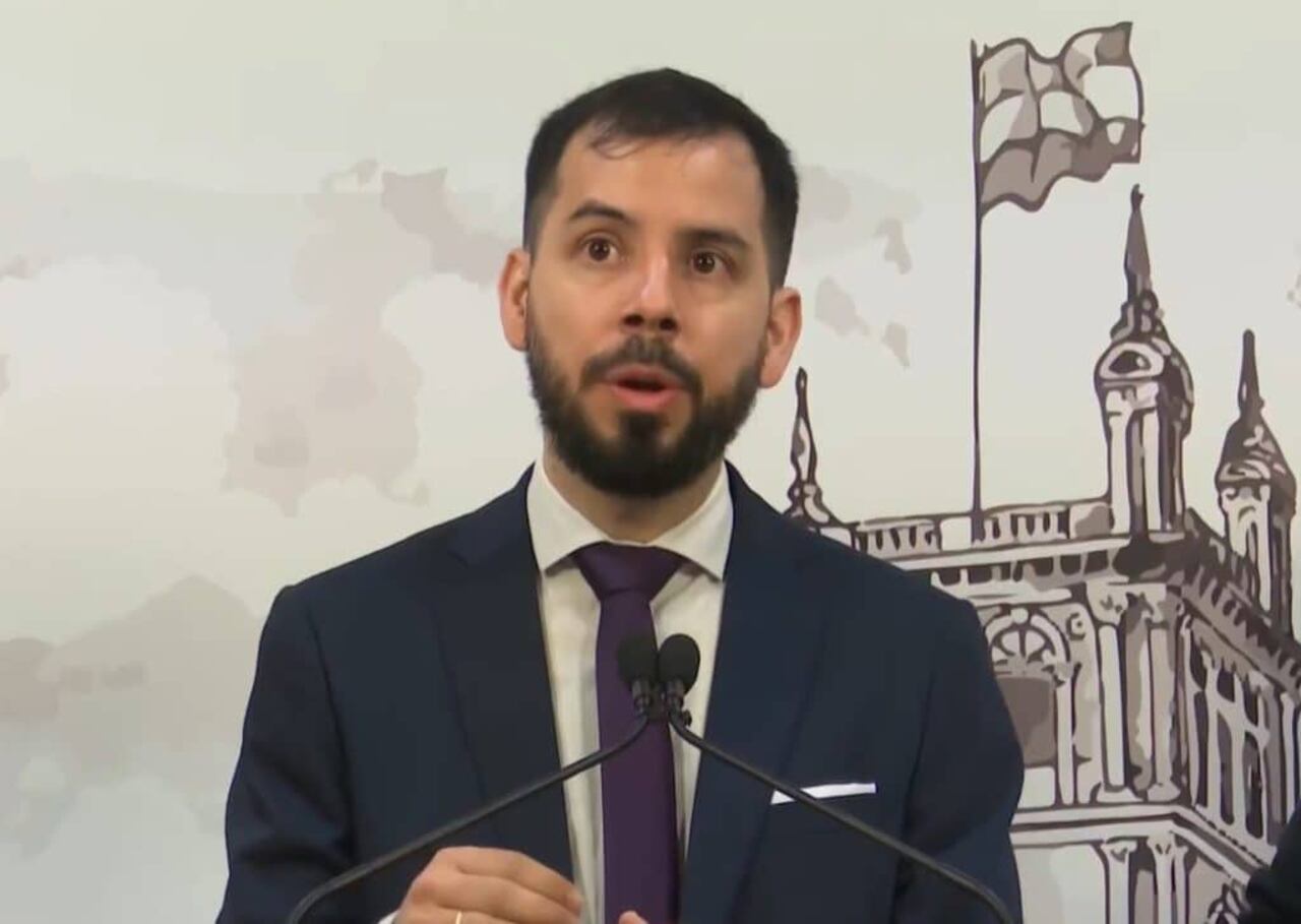 Ingeniero Pedro Martínez, dando detalles técnicos sobre el hackeo a la cueta de Peña.