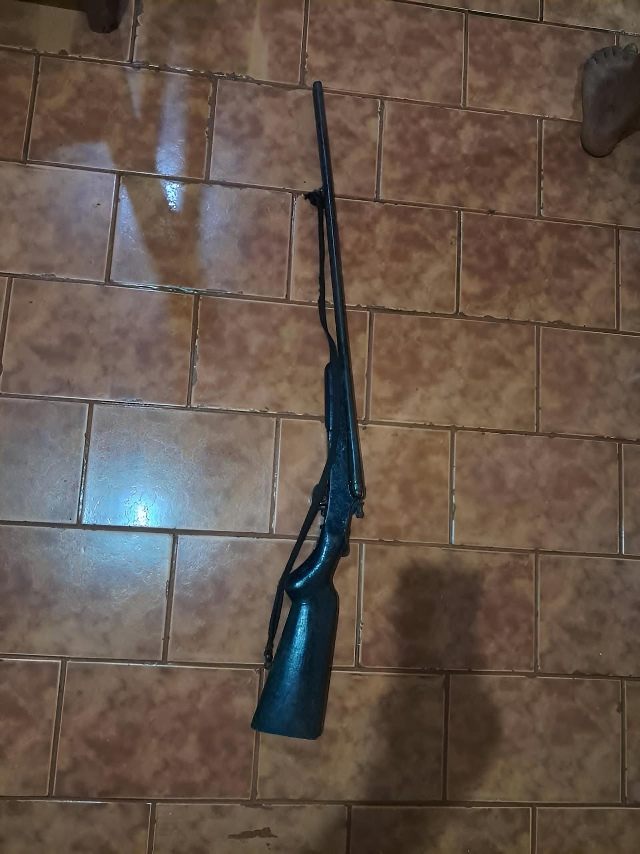 El arma utilizada fue incautada durante el procedimiento en la escena.