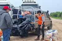 Asisten a camioneros varados por el mal estado de las rutas en Alto Paraguay