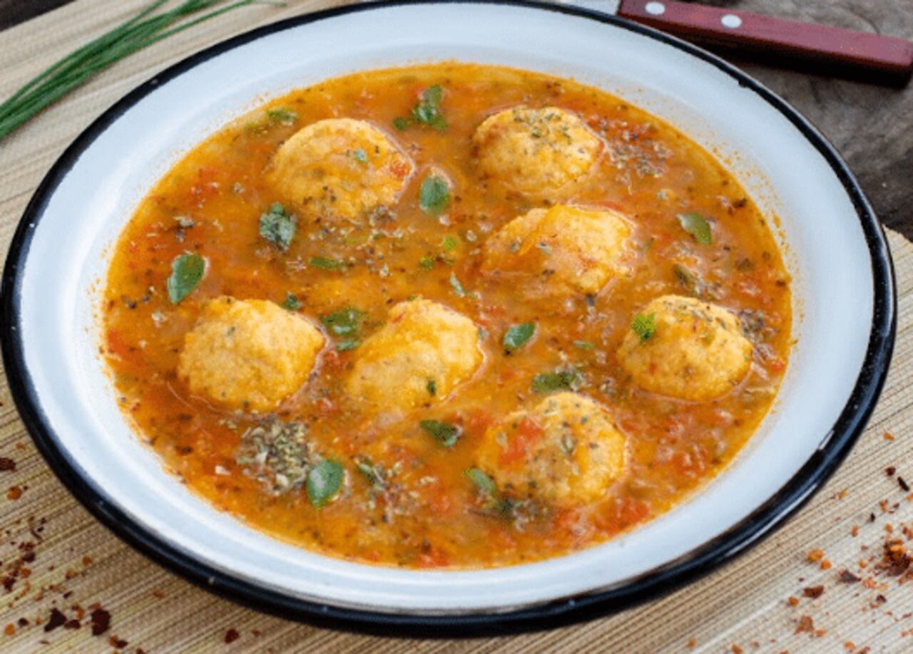 La versión morotĩ, cargada de verduras frescas y queso Paraguay.