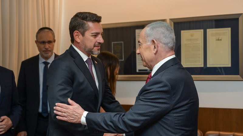 El vicepresidente paraguayo, Pedro Alliana (i) y el primer ministro de Israel, Benjamin Netanyahu, durante una reunión, ayer, en Jerusalén. (Red social X de la vicepresidencia de Paraguay)
