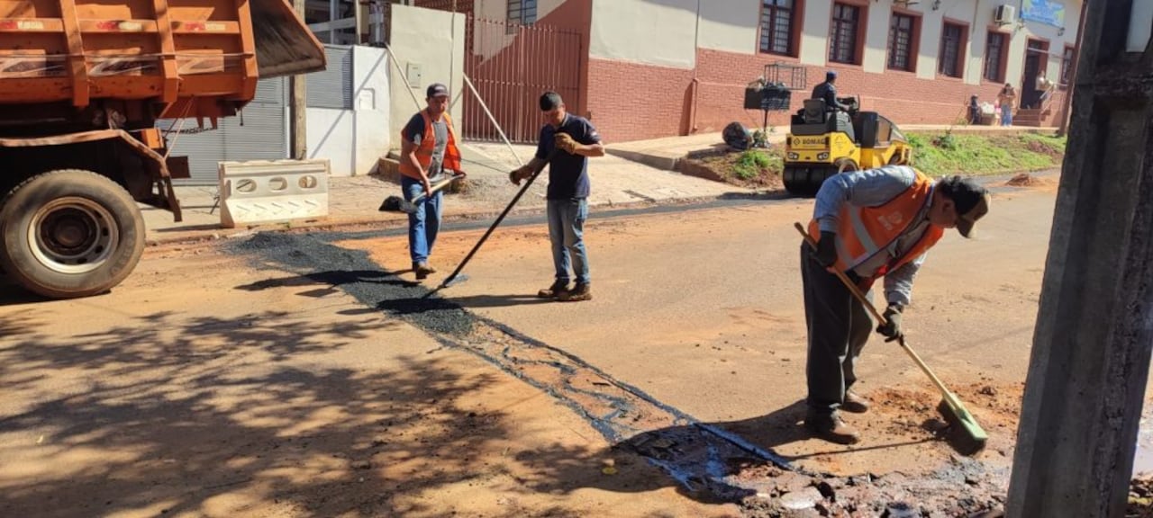 Las tareas inician con el bacheo, luego con el recapado de asfalto.