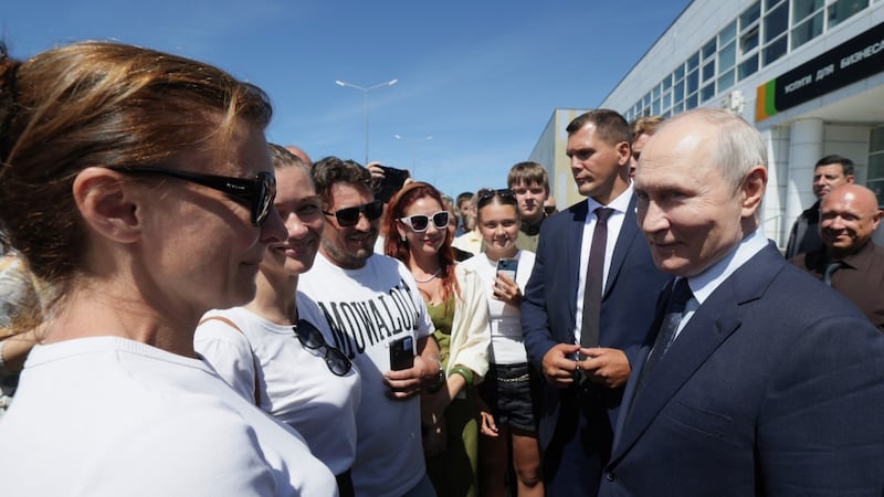 Vladimir Putin, presidente de Rusia, visita de sorpresa las islas Kuriles, en disputa territorial con Japón que presentó nua enérgica protesta.