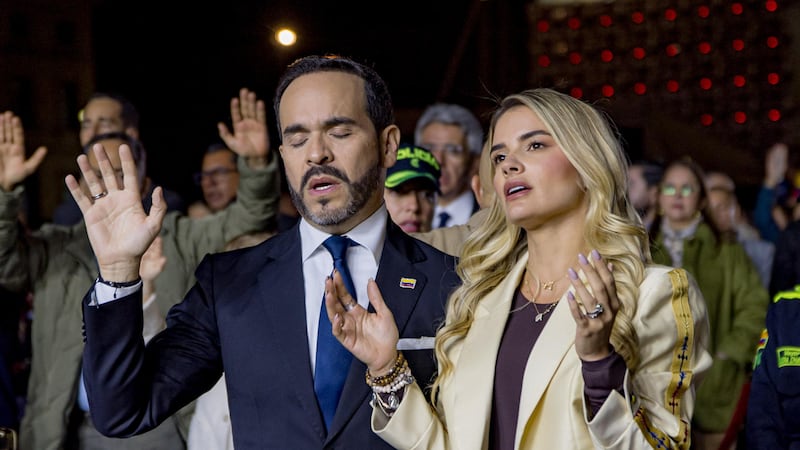 Fotografía cedida por la Presidencia de Colombia del mandatario, Abelardo de la Espriella, junto a su esposa, Ana Lucía Pineda, durante una velatón por las víctimas afectadas por el terremoto en la Plaza de Bolívar el 28 de agosto de 2026, en Bogotá (Colombia).