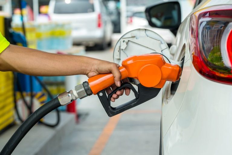 Titular de Petropar apunta a bajar el precio de combustibles