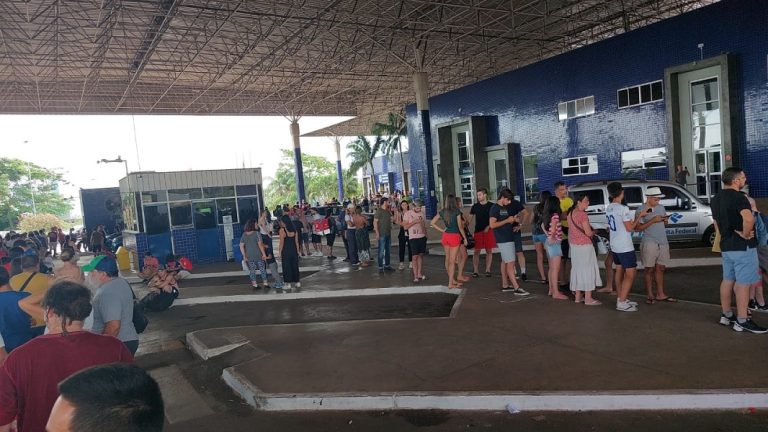 Paraguayos retornan lentamente a casa desde playas del Brasil
