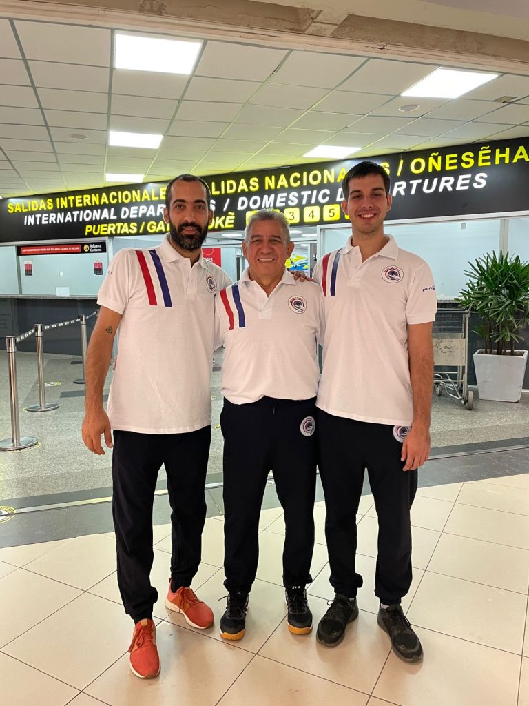 Peloteros paraguayos viajan con destino al mundial de España