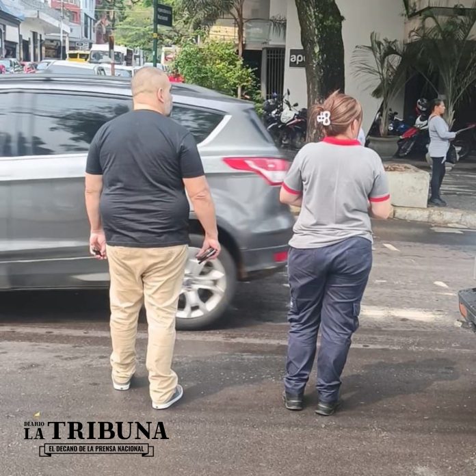 Gente tratando de cruzar la calle Albertdi