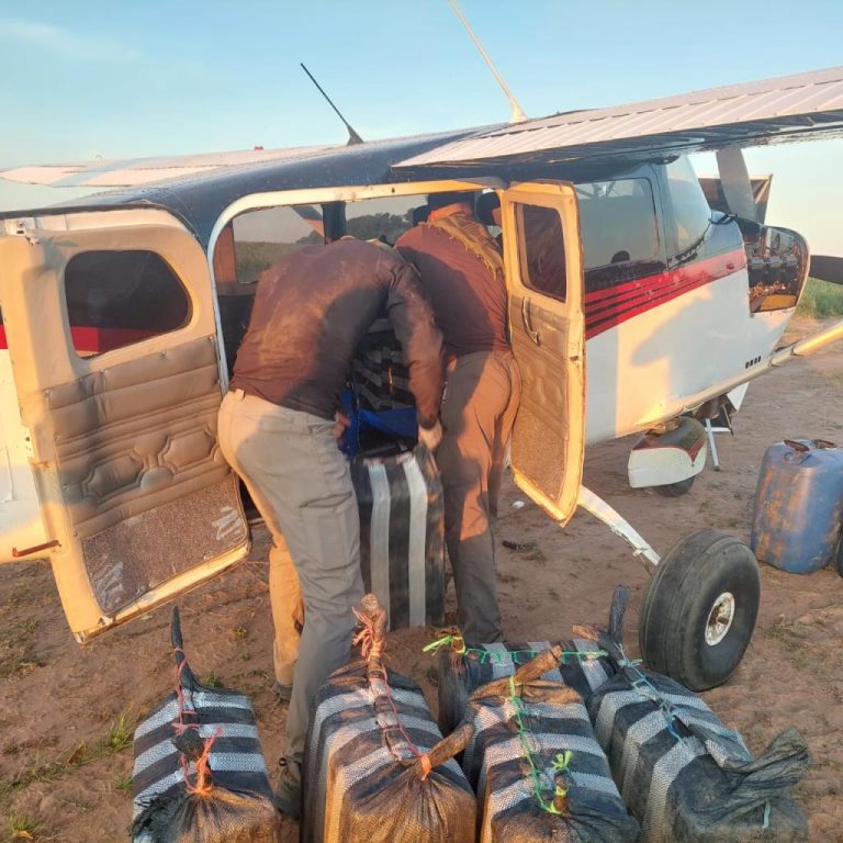 En Misiones incautan avioneta con 451 kilos de cocaína