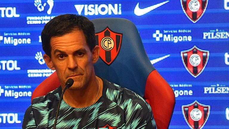 Un entrenador argentino sería sucesor de Victor Bernay