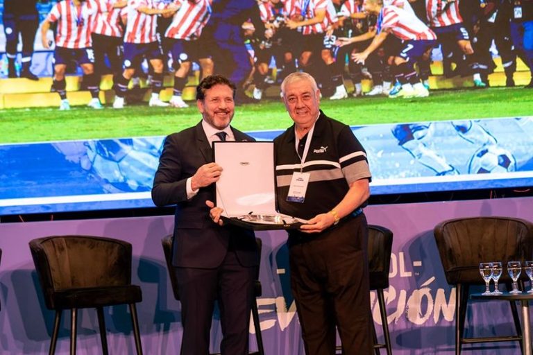 CONMEBOL distingue a Jara Saguier en encuentro sudamericano de entrenadores