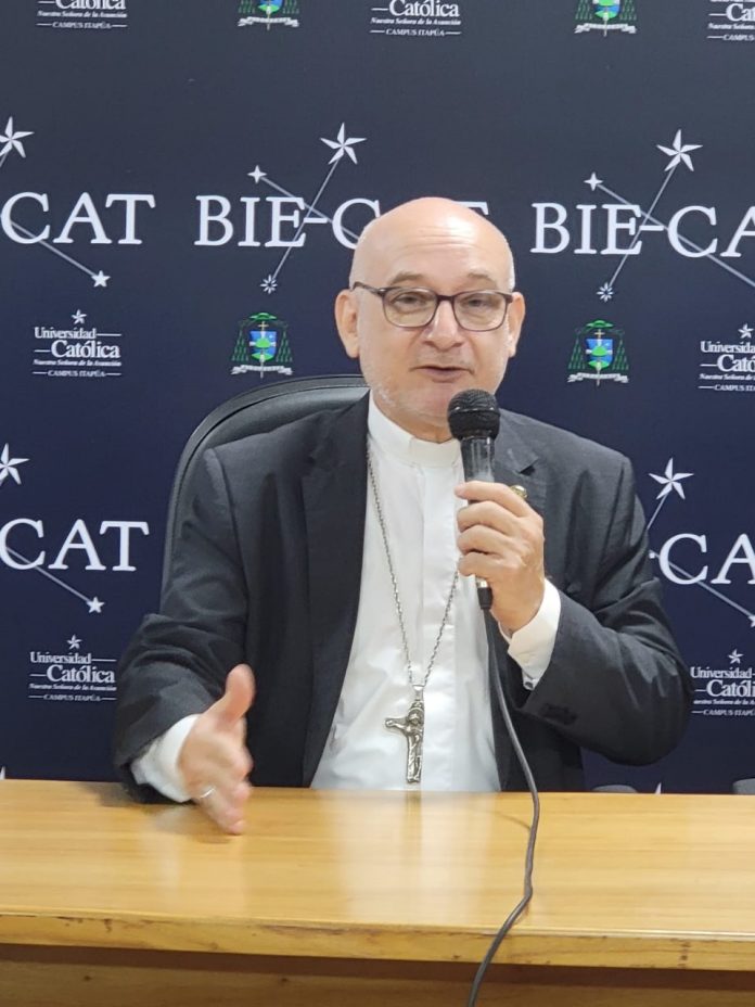 Obispo de Encarnación, Francisco Javier Pistilli, durante la presentación de la Bienal Católico 2024, esta mañana, en la sede de la Universidad Católica Campus Itapúa.
