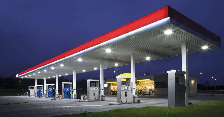 Emblemas privados se unen a Petropar en la baja de carburantes
