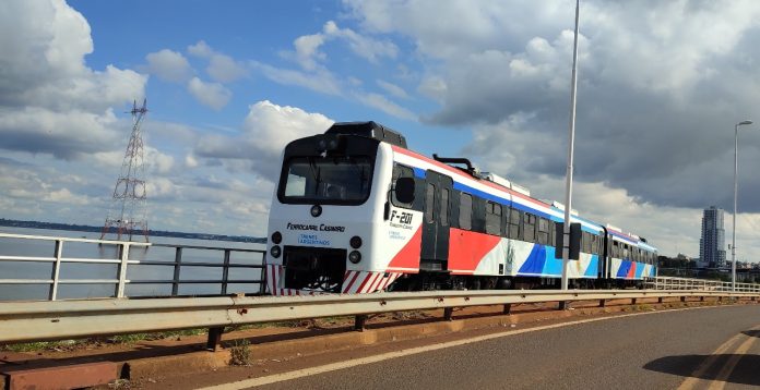 El servicio de transporte ferroviario de pasajeros entre Encarnación y Posadas a través del puente internacional “San Roque González de Santa Cruz” está suspendido desde el lunes debido a una investigación judicial por presunto contrabando de teléfonos de alta gama.