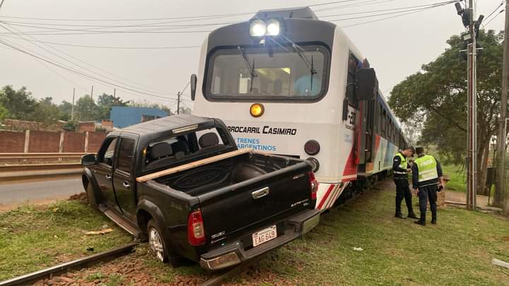 Video: Tren arrastra camioneta de militares en Encarnación