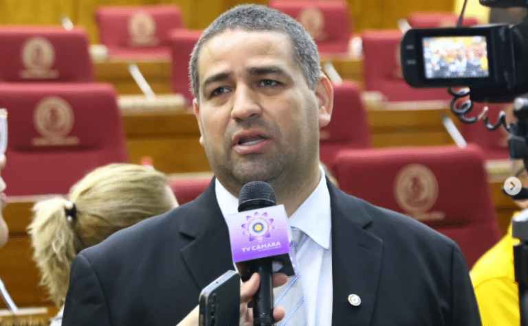 Un diputado presenta proyecto de ley para prohibir uso de teléfonos celulares en las escuelas