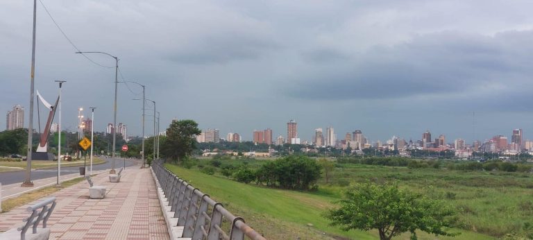 Lluvias y temperaturas calurosas marcarán el clima de hoy
