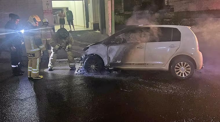 Automóvil se incendia en Ciudad del Este, indagan si fue intencional