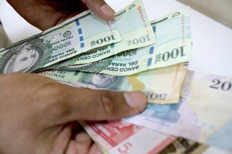 Ministro reconoce que el salario mínimo en Paraguay es bajo