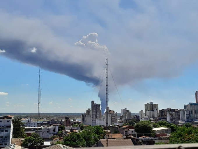 AHORA: Más de 200 bomberos trabajan para sofocar el fuego en Mariano Roque Alonso