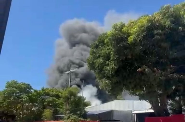 Continúa el incendio en depósito de Fernando de la Mora