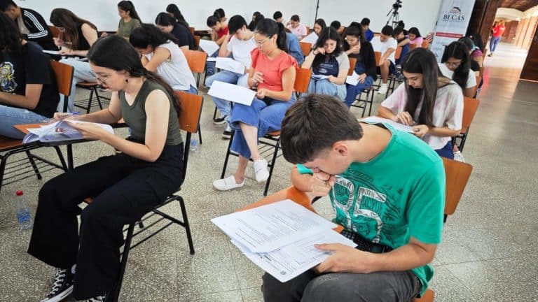 Gobierno amplía cobertura de becas y garantiza que nadie quede fuera