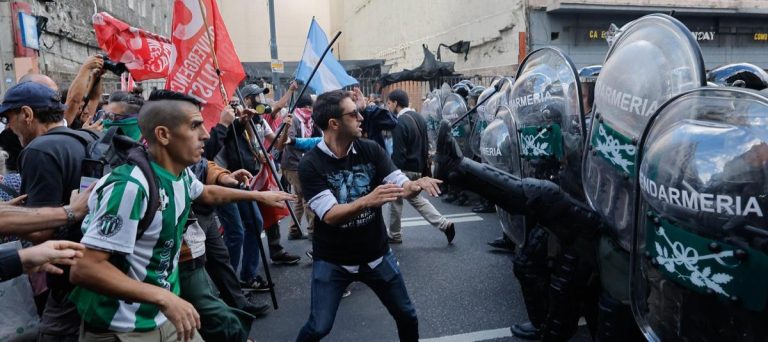 Protesta de jubilados en Argentina dejó heridos y más de 100 detenidos