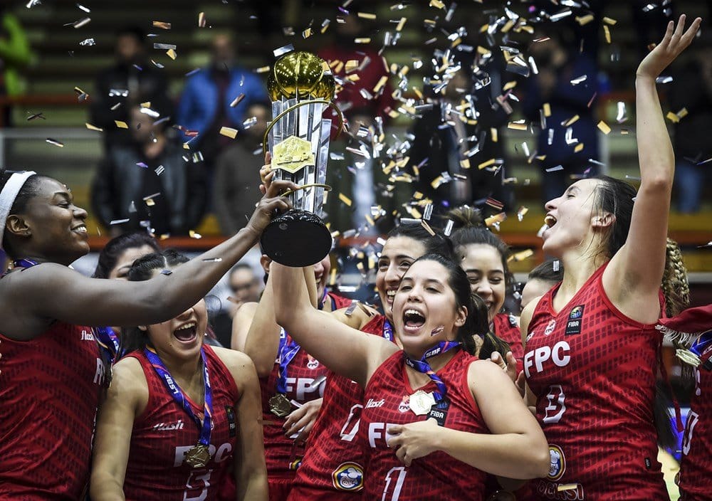 Félix Pérez Cardozo levantando el trofeo de campeón de la LSBF 2022.