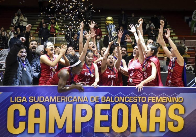 Félix Pérez Cardozo levantando el trofeo de campeón de la LSBF 2022.