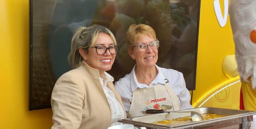 La Ministra Angie Duarte y la profesora Mirian Vera en el día del vori vori